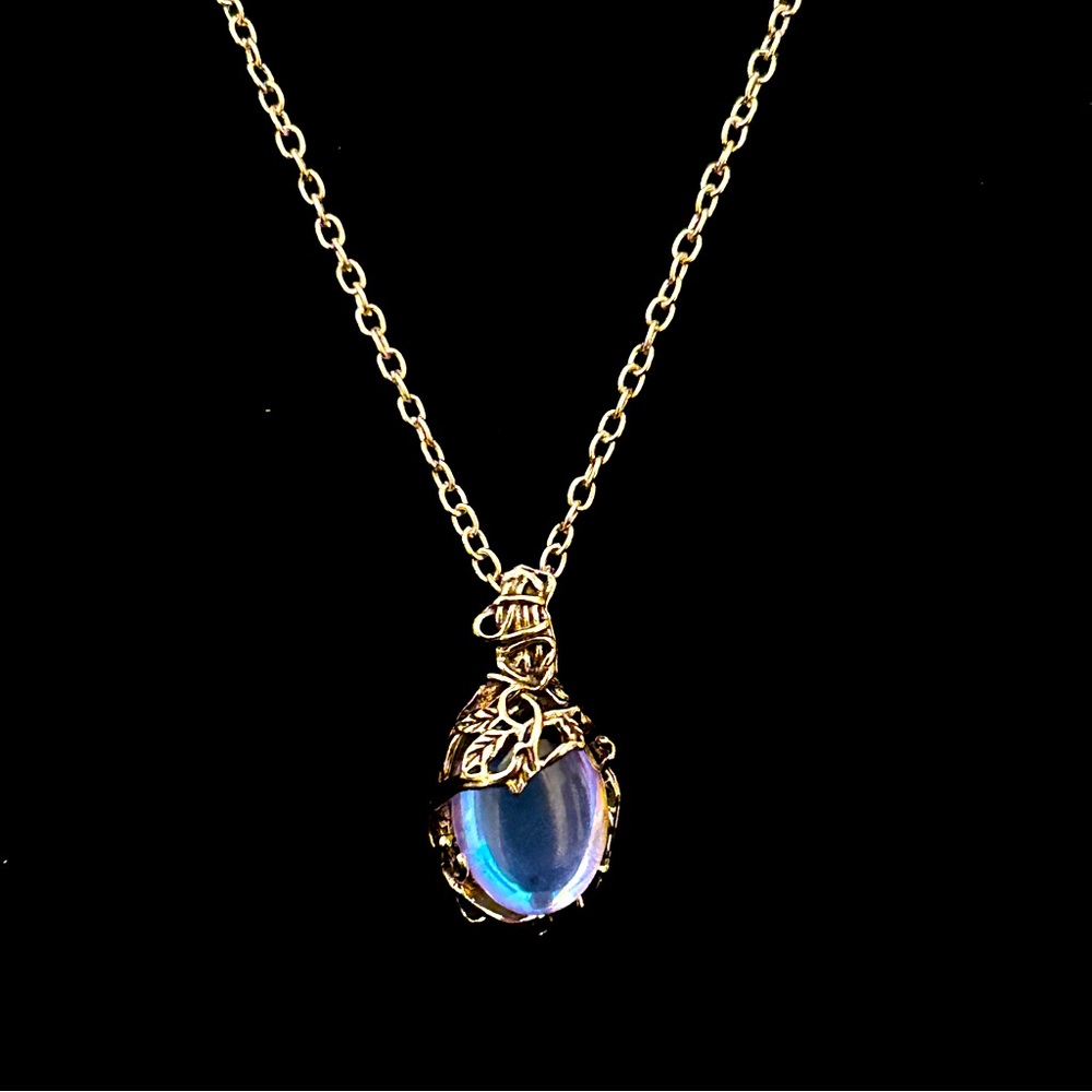 Beautiful Vintage Moonstone Pendant on an 18” Chain Necklace